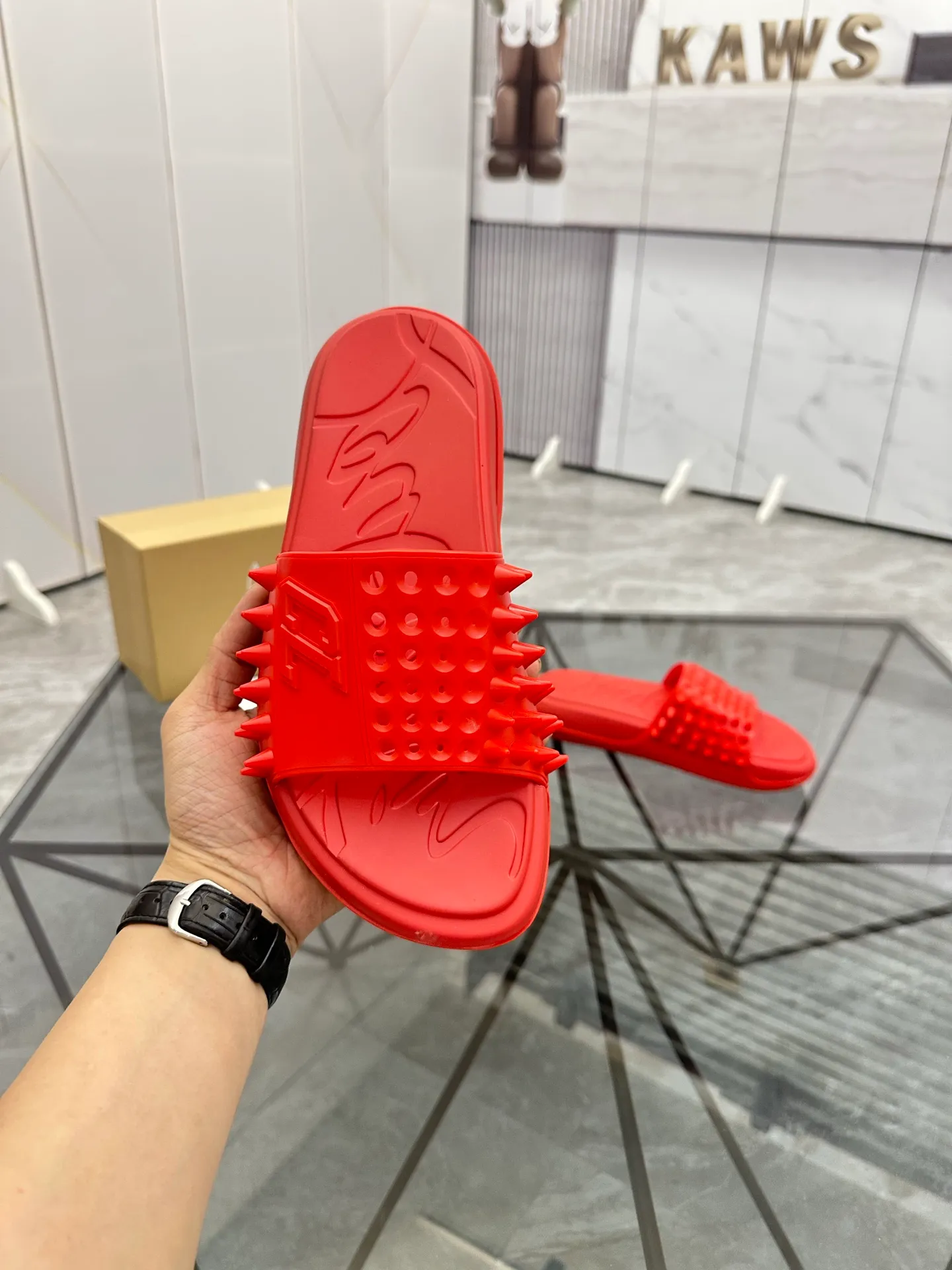 Men's shoes: 💰P300¥ Product trademark: CL red-soled shoes* "CL*" slippers Regular size: 38-44 (men's 45.46 can be customized) Product materials: imported cowhide upper, professional 5D craftsmanship, high-end rivets, sheepskin lining, original outsole. Number: 789